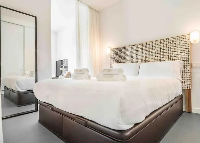 Swimming Pool & Terrace Near The By Rems